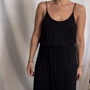 Maxi dress in stretchy fabric with elastic waist in black